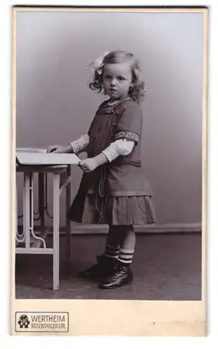 Fotografie Wertheim, Berlin, Rosenthalerstr., Kleines Mädchen im Kleid mit Bilderbuch