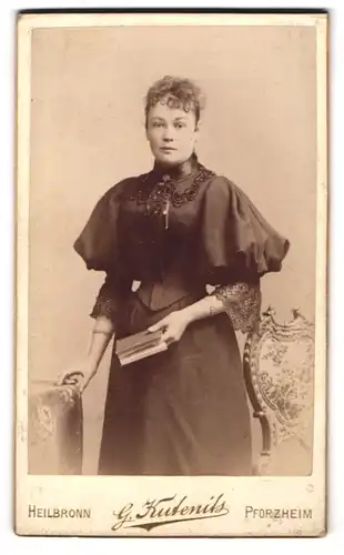 Fotografie G. Kutenits, Heilbronn, Kilianstr. 19, Junge Dame im bestickten Kleid mit Buch