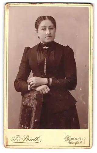 Fotografie P. Barth, Elberfeld, Herzogstr. 11, Junge Dame in eleganter Kleidung