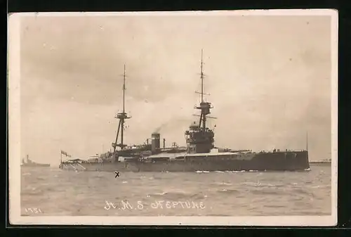 AK Britisches Kriegsschiff HMS Neptune fährt in den Hafen ein