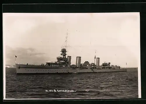 AK Britisches Kriegsschiff HMS Emerald auf Backbord