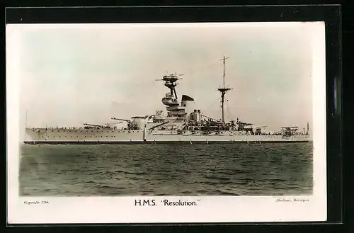 AK Britisches Kriegsschiff HMS Resolution auf hoher See