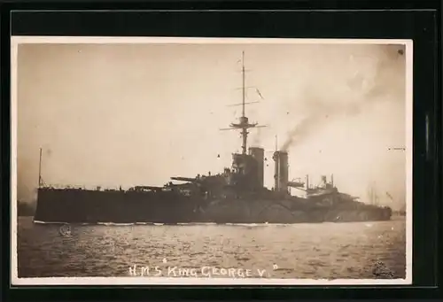 AK Britisches Kriegsschiff HMS King George V heizt die Kessel an