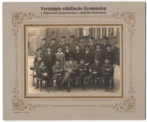 Fotografie Friedrich Schroeder, Brandenburg / Havel, Ansicht Brandenburg / Havel, Schüler des Von-Saldernsches Realgymna