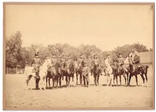 Fotografie unbekannter Fotograf und Ort, Soldaten des Leib-Garde-Husaren Regiment zu Pferde posieren
