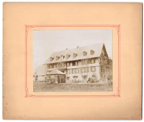 Fotografie unbekannter Fotograf, Ansicht Feldberg, Blick auf das Hotel Feldberghof, Gartenpartie mit Pavillon
