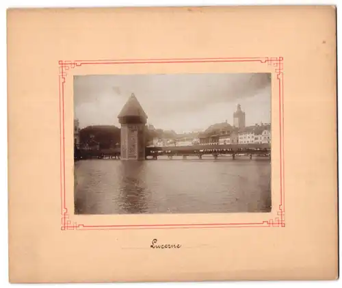 Fotografie unbekannter Fotograf, Ansicht Lucerne, Blick auf die hölzerne Kapellbrücke mit Turm