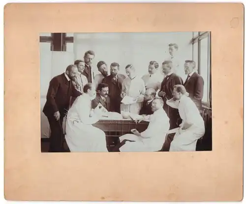 Fotografie unbekannter Fotograf und Ort, kleiner Junge bei der Visite im Krankenbett, Ärzte, 1906