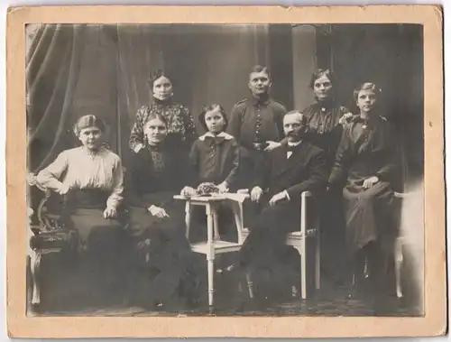 Fotografie unbekannter Fotograf und Ort, Soldat in Uniform mit seiner Familie im Atelier, Grossformat 25 x 19cm