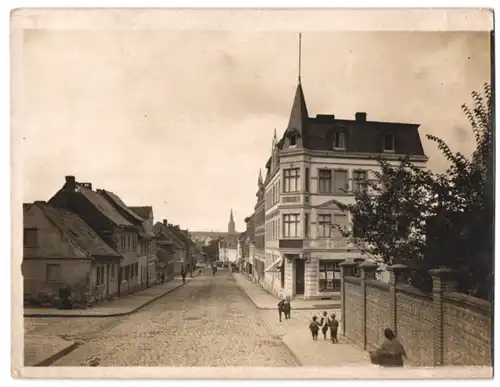 Fotografie unbekannter Fotograf, Ansicht Aschersleben, Strassenpartie mit Geschäften um 1922