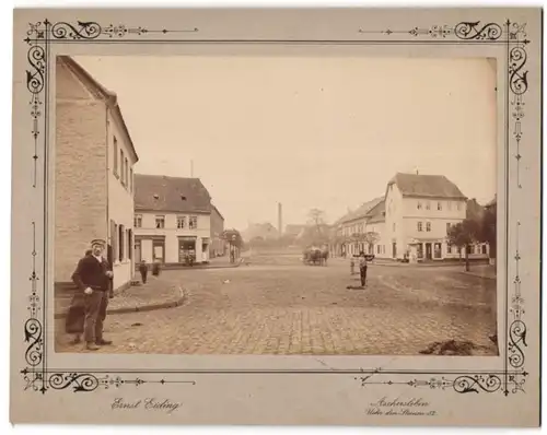 Fotografie Ernst Eiding, Ansicht Aschersleben, am Hohen Tor mit Geschäft Gustav Irens und Carl Kindling, Litfasssäule