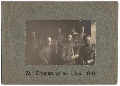 Fotografie unbekannter Fotograf, Ansicht Libau, Soldaten in Feldgrau Uniform mit Setzkasten, Pfeife, 1916