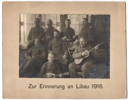 Fotografie unbekannter Fotograf, Ansicht Libau, Soldaten in Feldgrau mit Instrumenten, Zither, Madoline, Trommel, 1916