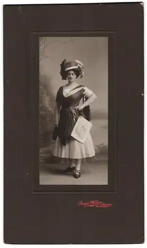 Fotografie Joseph Werner, München, Portrait junge Frau als Schnederin mit Schere und selbstgeschneidertem Kleid