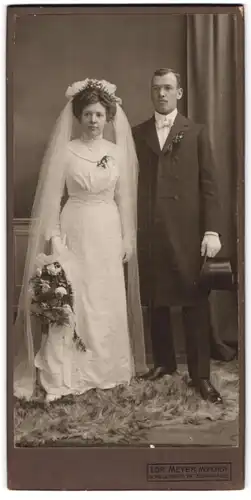 Fotografie Lor. Meyer, München, Portrait Brautpaar im weissen Hochzeitskleid mit Schleier und im Anzug mit Zylinder