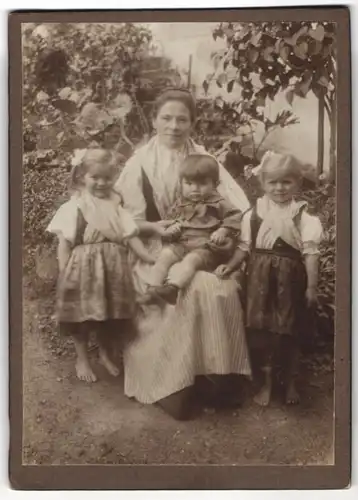 Fotografie unbekannter Fotograf und Ort, Mutter mit ihren drei Kindern posieren im Garten, Mutterglück