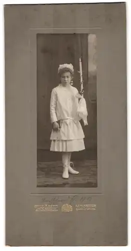 Fotografie Gebr. Martin, Augsburg, junges Mädchen Bachschmidt im Kommunionskleid mit Kerze und Bibel, 1915