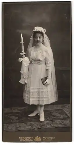 Fotografie Gebr. Martin, Augsburg, junges Mädchen Jos. Mayer im hellen Kleid zur Kommunion mit Kerze und Schleier, 19141