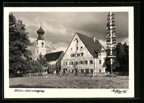 AK München-Obermenzing, Maibaum und Kirche am Gasthaus zum Alten Wirt