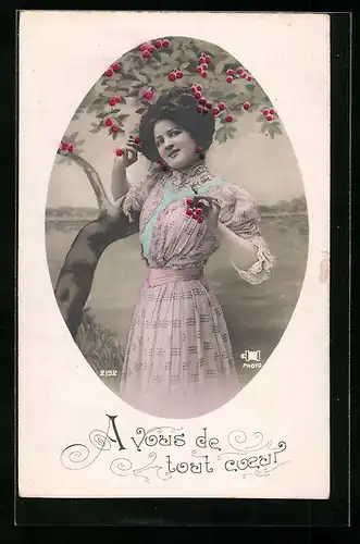 AK Junge Frau im rosafarbenen Kleid pflückt Kirschen