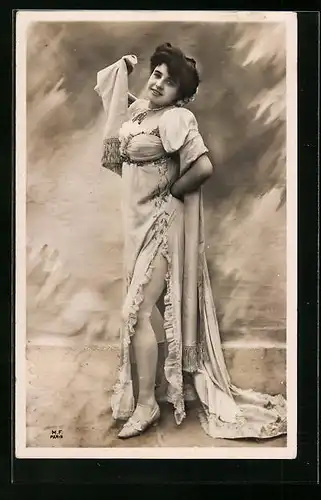 AK Junge Frau im langen Kleid