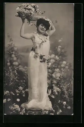 AK Junge Frau im Kleid mit Blumen im Horn
