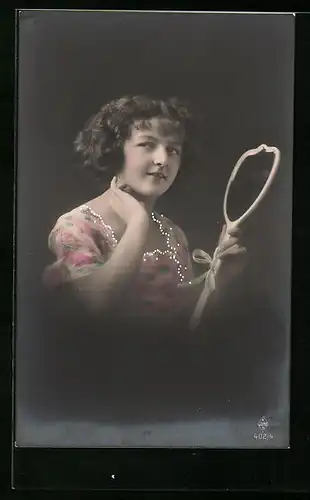 AK Junge Frau im bunten Kleid mit Handspiegel