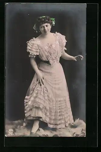 AK Junge Frau im rosafarbenen Kleid