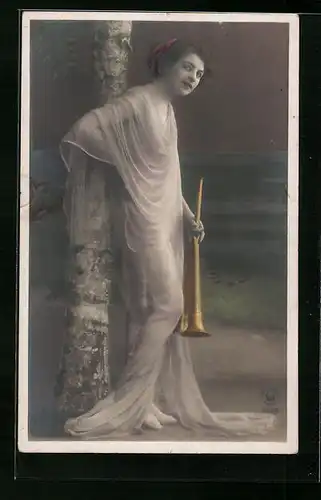 AK Junge Frau im Kleid mit Fanfare lehnt am Baum