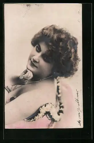 Präge-AK Junge Frau im rosafarbenen Kleid