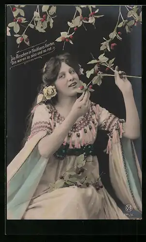 AK Junge Frau im bunten Kleid mit Kirschen