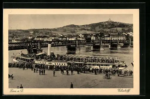 AK Linz /Donau, Schaulustige und Passagiere vor und auf dem Eilschiff