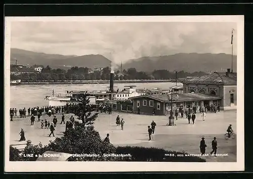 AK Linz /Donau, Gäste bei der Schiffsankunft