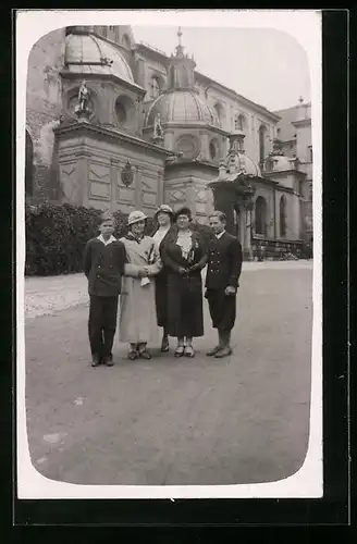 Foto-AK Wiesbaden, Kochbrunnen mit Menschengruppe 1934