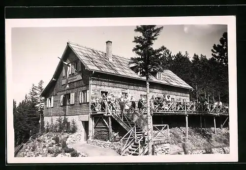 AK Puchberg, Bergwirtschaft Himberg-Haus mit Gästen