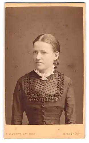 Fotografie L. W. Kurtz, Wiesbaden, Junge Frau mit Zopf