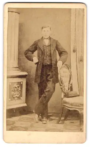 Fotografie S. Giese, Itzehoe, Feldschmiede 109, Junger Herr am Stuhl stehend