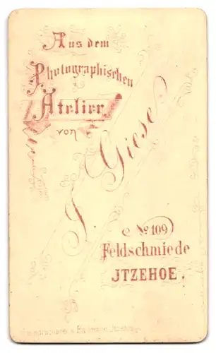 Fotografie S. Giese, Itzehoe, Feldschmiede 109, Junger Herr am Stuhl stehend