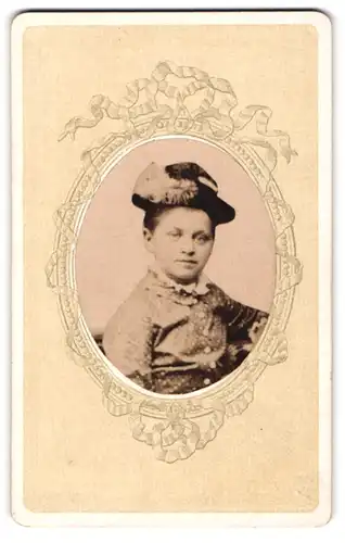 Fotografie unbekannter Fotograf und Ort, Portrait einer jungen Dame mit Hut