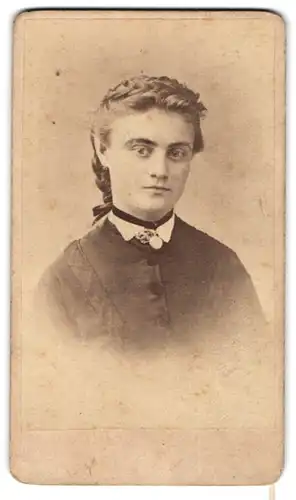 Fotografie Theodor Huth, Frankfurt /M., Bleichstrasse 66, Junge Frau mit Samt-Halsband