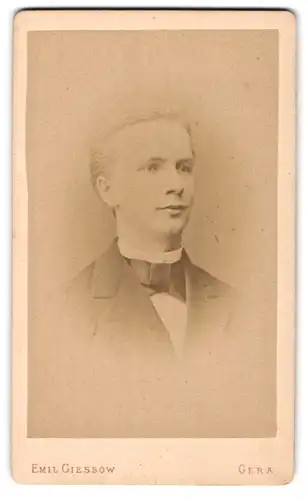 Fotografie Emil Giessow, Gera, Adelheid-Strasse n. d. Theater, Junger Mann mit Krawattenschleife