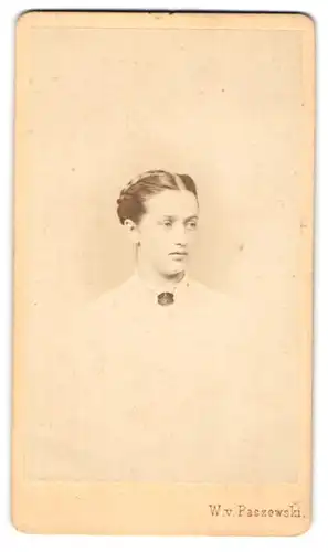 Fotografie W. v. Paszewski, Klosterneuburg b. Wien, Junge Frau in weisser Bluse
