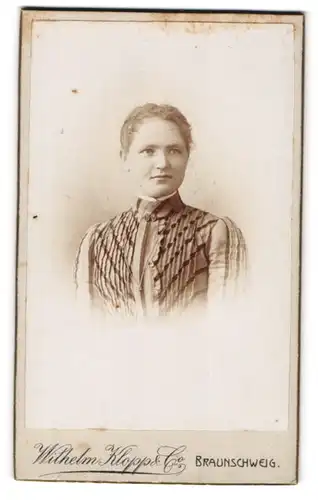 Fotografie Wilhelm Klopp & Co., Braunschweig, Friedrich Wilhelmstr. 37, Junge Frau mit gestreifter Bluse