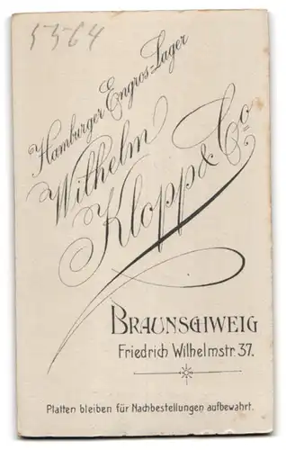 Fotografie Wilhelm Klopp & Co., Braunschweig, Friedrich Wilhelmstr. 37, Junge Frau mit gestreifter Bluse