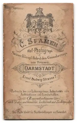 Fotografie C. Spamer, Darmstadt, Ernst Ludwig-Str.7, Frau in geknöpfter Jacke