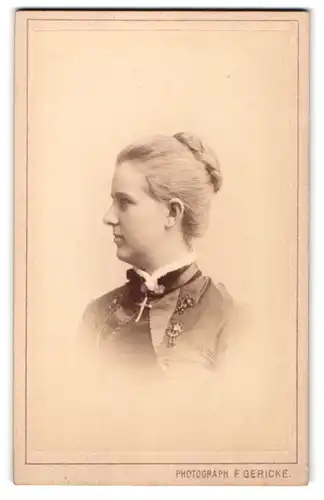 Fotografie F. Gericke, Berlin, Skalitzer Str. 54c, Junge Frau mit Perlenbroschen