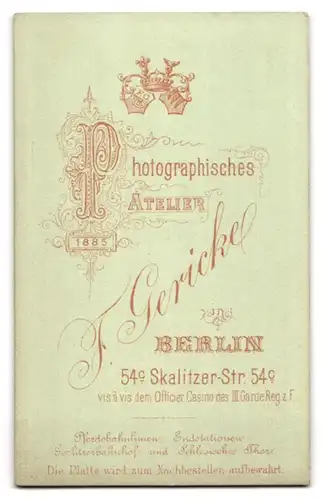 Fotografie F. Gericke, Berlin, Skalitzer Str. 54c, Junge Frau mit Perlenbroschen