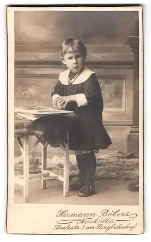 Fotografie Hermann Böbers, Neukölln, Saale Str.1, Mädchen im Kleid an einem Tisch