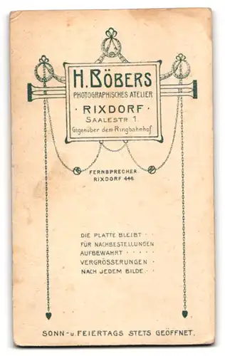 Fotografie H. Böbers, Rixdorf, Saalestr. 1, Knabe im Anzug mit Hut