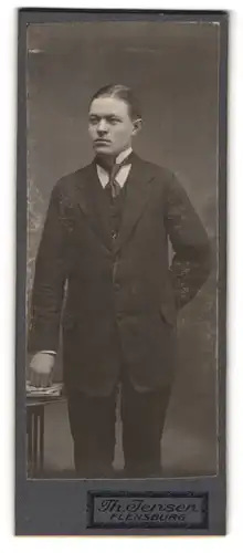 Fotografie Th. Jensen, Flensburg, Norderhofenden 15, Junger Herr im Anzug mit Krawatte